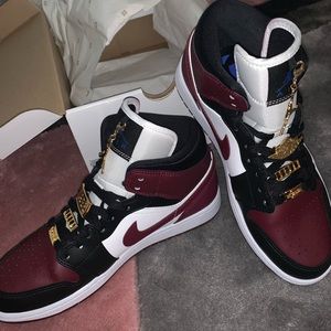 Women’s Jordan 1 Mid SE Black & Beetroot Size 9.5